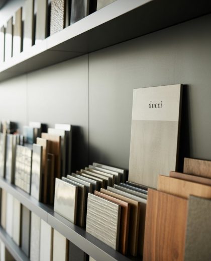 a-photograph-of-a-modern-minimalist-show_UssqZVCISR67BZTKeS3W2Q_0GemP53sRpe33t-_fK26PQ